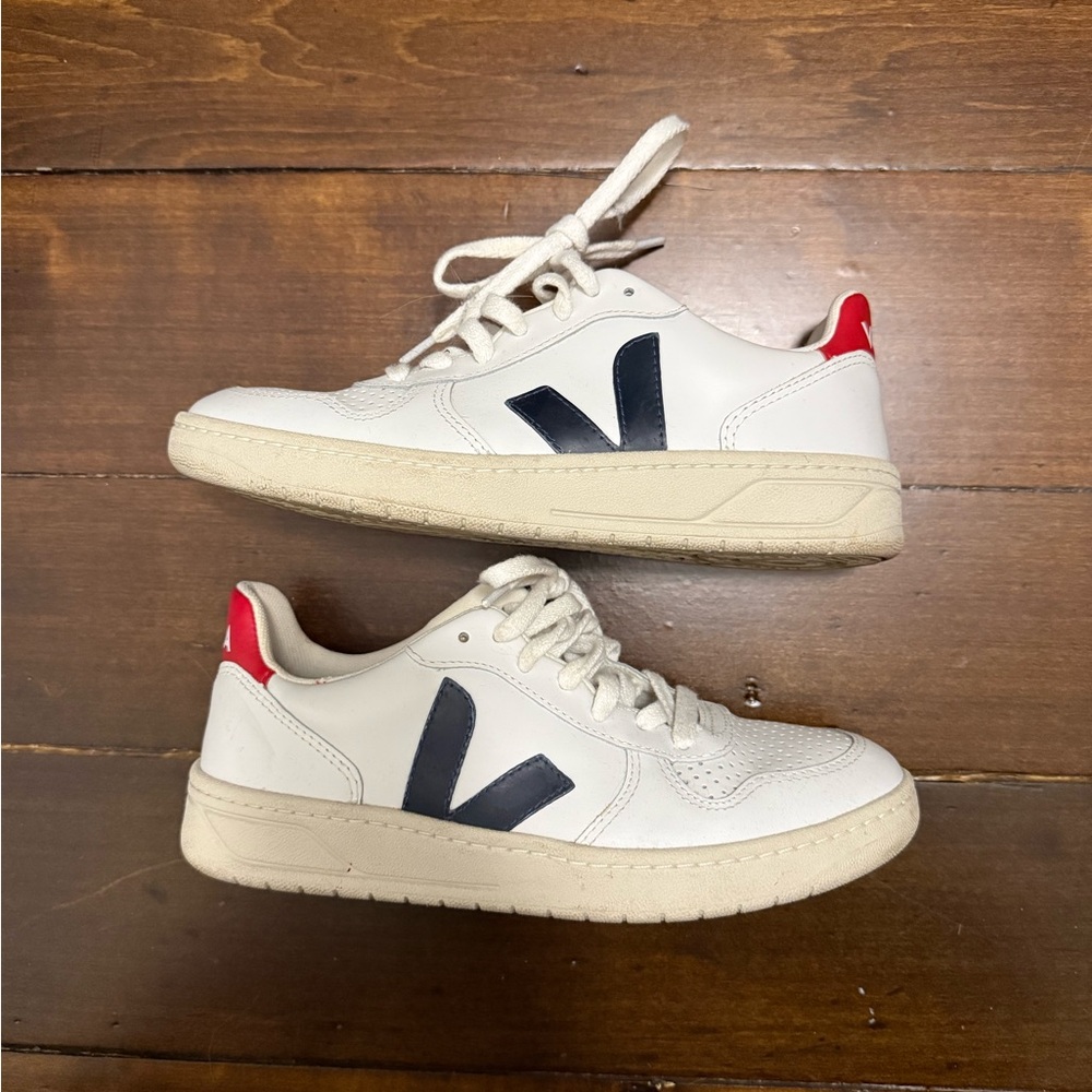 Veja size 7 women’s. Red and dark navy accent.